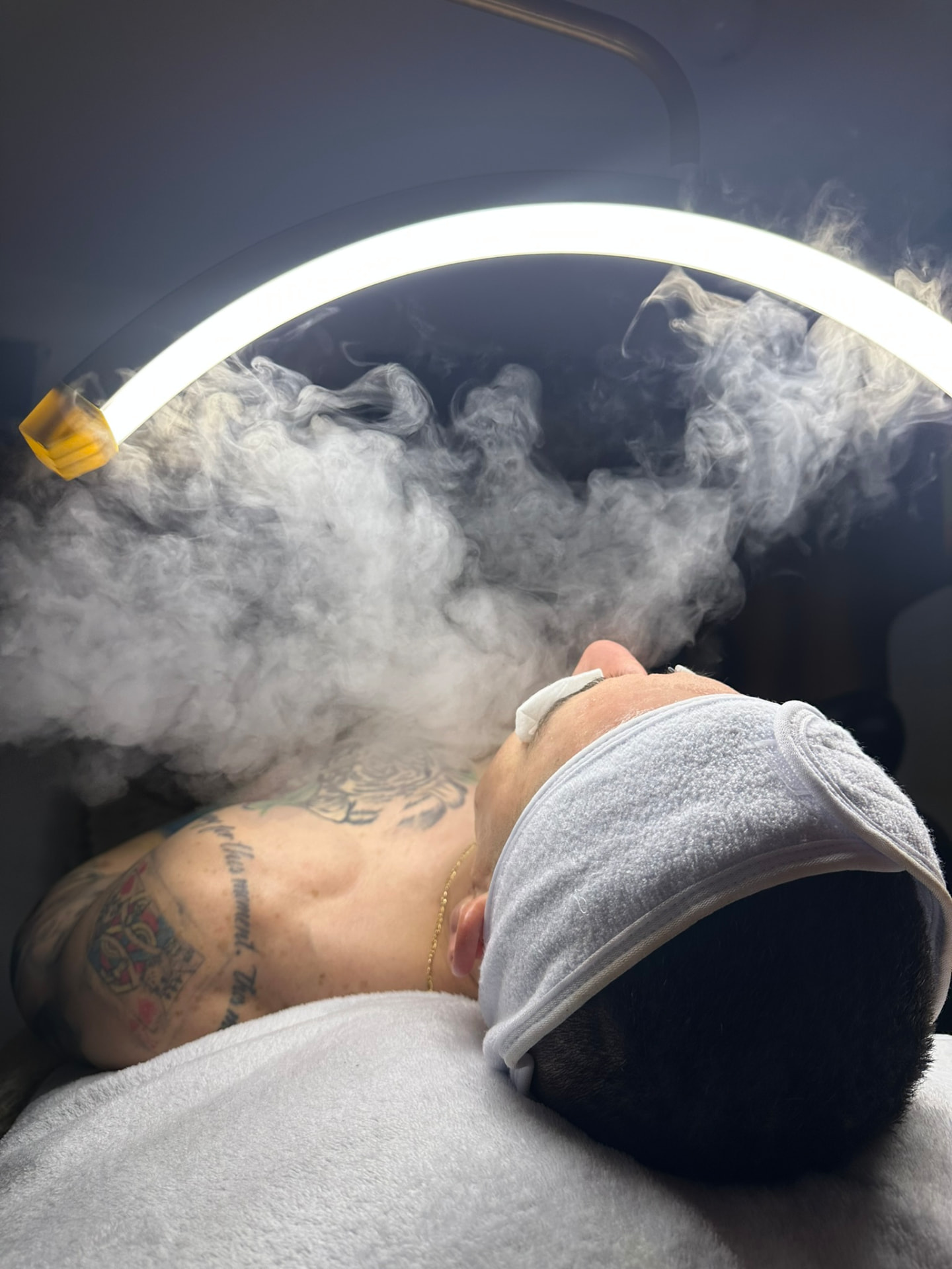 Vapor ozono durante una limpieza facial profunda